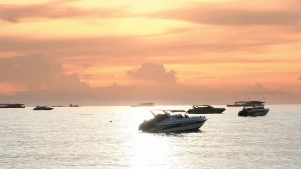 Pattaya, Thaïlande - 30 avril 2019 : beaucoup de navires ou de bateaux sur l'océan de la baie de Pattaya et la ville en Thaïlande. Au coucher du soleil — Video