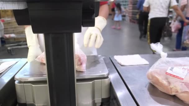 Elektronische weegschalen in een supermarkt. Weegschaal in de winkel. — Stockvideo