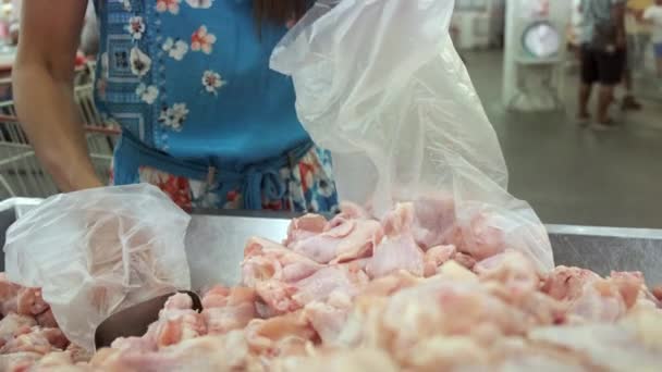 Cadres de poulet cru. Pièces fraîches de poulet provenant de fermes locales. Il a été vendu dans les supermarchés pour les gens peuvent acheter le matin tous les jours . — Video