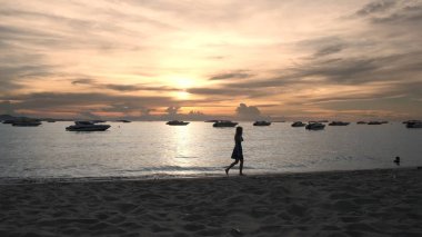 Pattaya, Tayland - 30 Nisan 2019: Tayland'da Pattaya körfezi ve şehrinin deniz okyanusunda çok sayıda gemi veya tekne. Gün Batımında