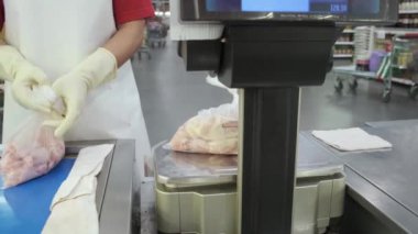 Süpermarkette elektronik terazi. Dükkanda Teraziler.