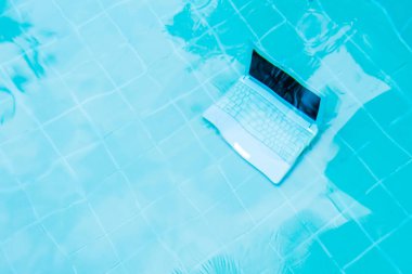 Havuzun dibindeki mini bilgisayar. İş yerinde bir sürü iş kavramı. Bulanıklaştırma soyut arka plan.