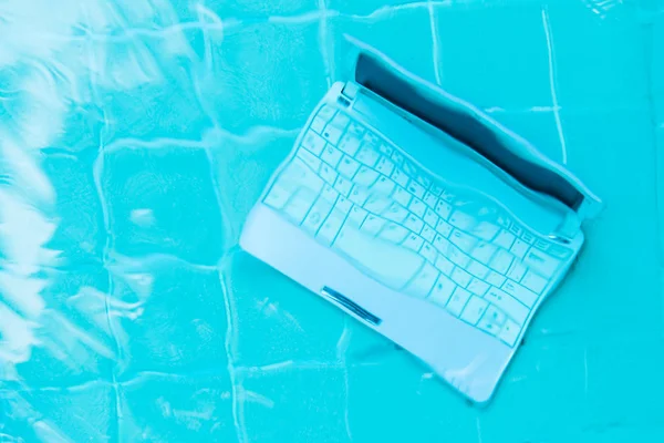 Havuzun dibindeki mini bilgisayar. İş yerinde bir sürü iş kavramı. Bulanıklaştırma soyut arka plan.