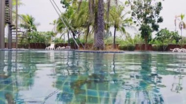 Sonbahar yaprakları ile mavi havuz bir şelale ile.