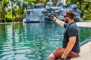 bir adam uçuş için bir drone başlattı, hangi ile fotoğraf ve video çekimi alabilir