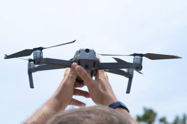erkek el ile fotoğraf ve video çekimi çekebilirsiniz uçuş için drone başlattı