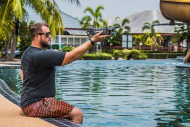 bir adam uçuş için bir drone başlattı, hangi ile fotoğraf ve video çekimi alabilir