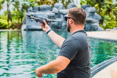 bir adam uçuş için bir drone başlattı, hangi ile fotoğraf ve video çekimi alabilir