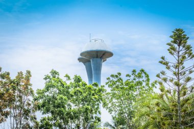 Su kulesi. Su kuleleri, genellikle konut alanlarında su alanı, aynı zamanda su santralleri üretim sürecinin önemli bir parçasıdır.