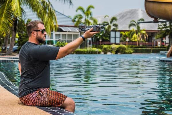 bir adam uçuş için bir drone başlattı, hangi ile fotoğraf ve video çekimi alabilir