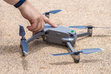 Erkek el uçuş için drone başlatmak için düğmeye basar, yakın çekim