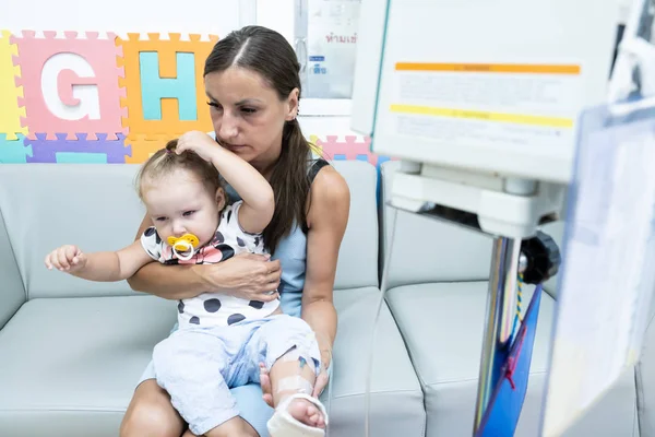 A mãe e a filha chorona no hospital. A menina é injectada. . — Fotografia de Stock