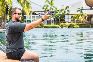bir adam uçuş için bir drone başlattı, hangi ile fotoğraf ve video çekimi alabilir