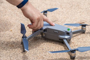 Erkek el uçuş için drone başlatmak için düğmeye basar, yakın çekim