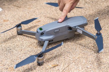 Erkek el uçuş için drone başlatmak için düğmeye basar, yakın çekim