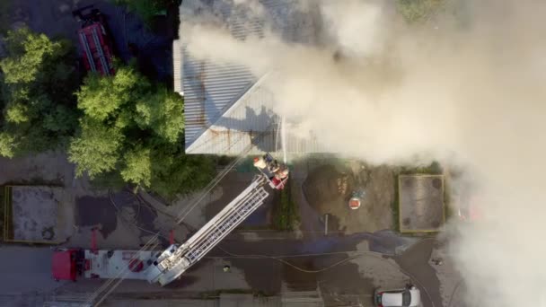 The roof of a residential house is burning. firefighters extinguish a fire on the roof of a residential high-rise building. — Stock Video