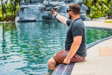 bir adam uçuş için bir drone başlattı, hangi ile fotoğraf ve video çekimi alabilir