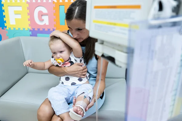 Maman et sa petite fille pleurant à l'hôpital. Petite fille est injectée . — Photo