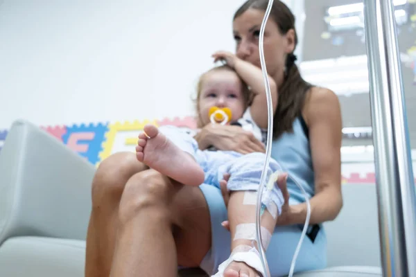 A mãe e a filha chorona no hospital. A menina é injectada. . — Fotografia de Stock