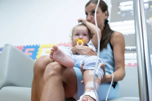 Maman et sa petite fille pleurant à l'hôpital. Petite fille est injectée . — Photo