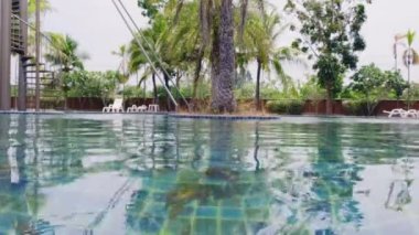 Sonbahar yaprakları ile mavi havuz bir şelale ile.