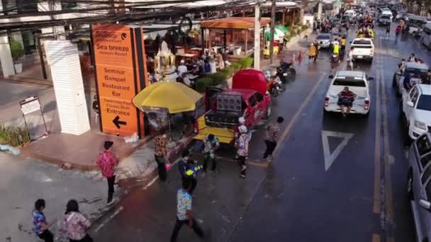 Pattaya, Tajlandia-19 kwietnia, 2019: radość turysty cudzoziemca i zabawy z Songran Day, Festiwal wody. — Wideo stockowe