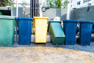 Tayland tuğla duvara karşı dustbins çöp kutusu çöp kutuları dışında