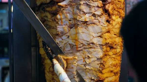 Shawarma. Foto primo piano di arrostimento di carne accatastati, shawarma . — Foto Stock