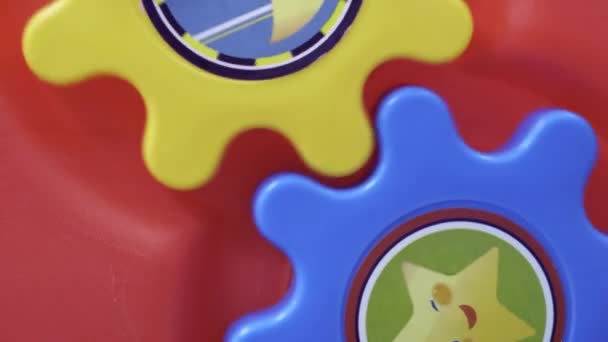 Barnens leksak färgade spinning Gears närbild. — Stockvideo