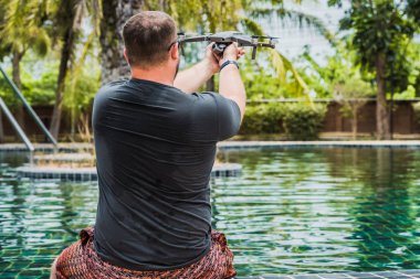 bir adam uçuş için bir drone başlattı, hangi ile fotoğraf ve video çekimi alabilir