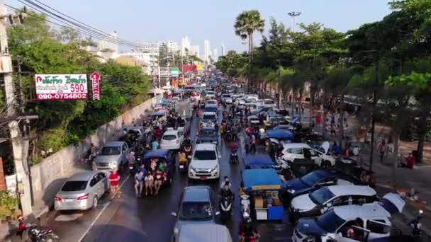 Pattaya, Tajlandia-19 kwietnia, 2019: radość turysty cudzoziemca i zabawy z Songran Day, Festiwal wody. — Wideo stockowe