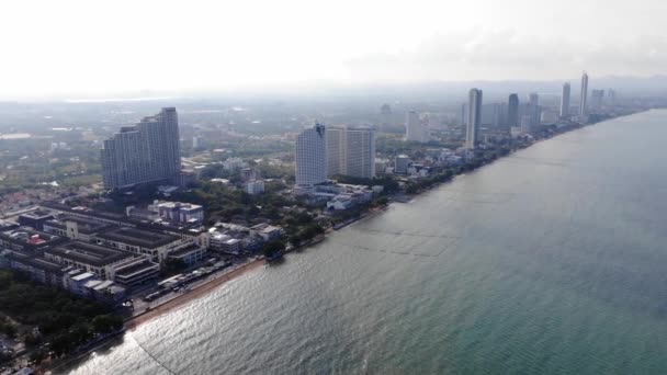 Playa y mar en Pattaya Chonburi, Tailandia, vista superior . — Vídeos de Stock