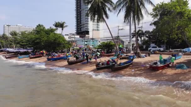 Паттайя, Таиланд - 18 апреля 2019 года: Пляж и море в Паттайя Чонбури, Таиланд, вид сверху . — стоковое видео