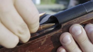 Erkek parmaklar kartuş tüfek tek tek yük