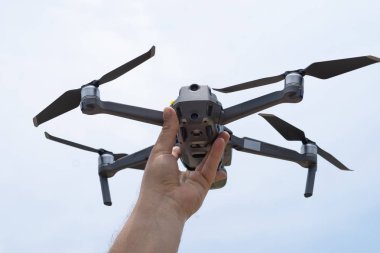 Kadın el uçuş için drone başlattı, hangi ile fotoğraf ve video çekimi alabilir