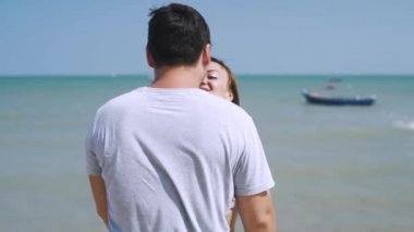 Sahilde sarılma mutlu genç adam ve kadın