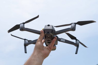 Kadın el uçuş için drone başlattı, hangi ile fotoğraf ve video çekimi alabilir
