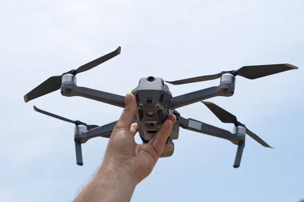 Kadın el uçuş için drone başlattı, hangi ile fotoğraf ve video çekimi alabilir