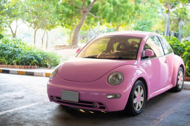 Modern eğlenceli pembe küçük araba. Fotoğraf modern bir funky pembe araba park