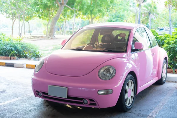 Moderno coche pequeño rosa divertido. Foto de un moderno coche rosa funky estacionado — Foto de Stock