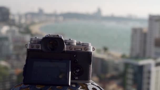Digitalkamera med en vacker panoramautsikt över staden Pattaya. — Stockvideo