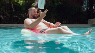 Suda Kauçuk halka bir laptop ile erkek işadamı