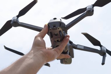 Kadın el uçuş için drone başlattı, hangi ile fotoğraf ve video çekimi alabilir