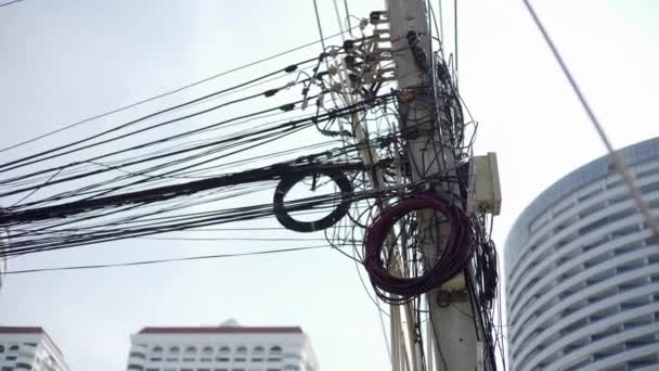 Fils en désordre attachés au poteau électrique, le chaos des câbles et des fils sur un poteau électrique Thaïlande, concept d'électricité . — Video