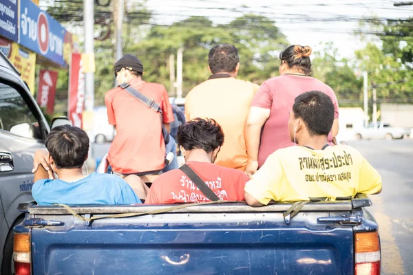 Pattaya, Tailandia - 27 de mayo de 2019: Muchos tailandeses están sentados en una camioneta, tráfico inseguro . — Foto de Stock