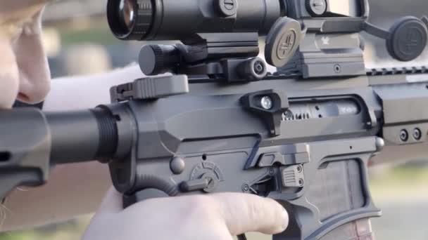 Un homme tire un fusil moderne. Gros plan — Video