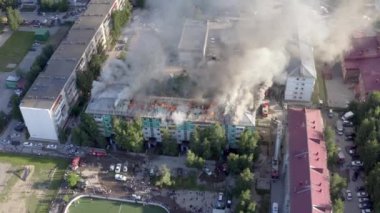 Nizhnevartovsk, Rusya - 1 Temmuz 2019: İtfaiyeciler yüksek katlı bir binanın çatısında çıkan yangını söndürdü
