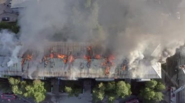 Bir konutun çatısı yanıyor. İtfaiyeciler bir konut yüksek katlı binanın çatısında bir yangın söndürmek.