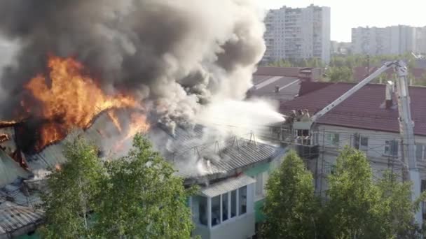 Nizhnevartovsk, Russia - 1 luglio 2019: i vigili del fuoco spengono un incendio sul tetto di un grattacielo residenziale — Video Stock