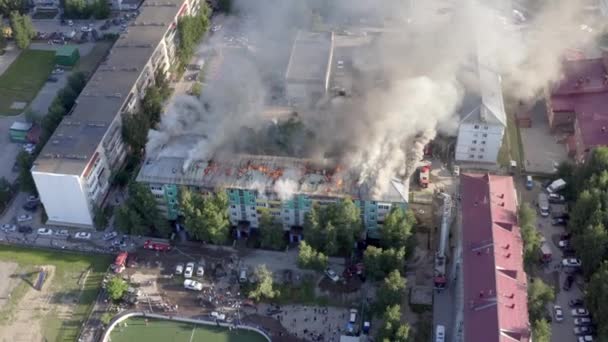 Nizhnevartovsk, Rusya - 1 Temmuz 2019: İtfaiyeciler yüksek katlı bir binanın çatısında çıkan yangını söndürdü — Stok video